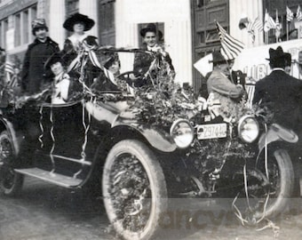 vintage photo 1918 Buy Liberty Bonds Parade Flag Patriotic Women in Car 52 F