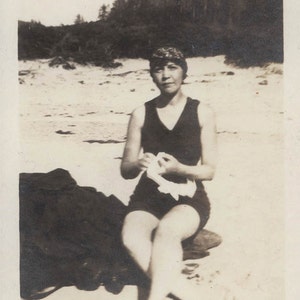 Photo Vintage Flapper Era baignade costume Dame sur la plage