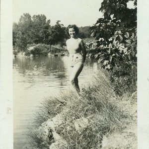 Vintage Foto 1938 Süße Junge Frau Badeanzug Entlang Flussufer 38 Q