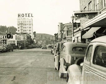Coches antiguos de 1934 en la calle principal de Ashland, Oregón, cerca del hotel Ashland Springs, tiendas 64 R