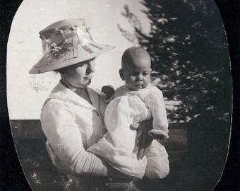 Foto dell'annata cappello grande madre e il bambino nel suo ovale di armi