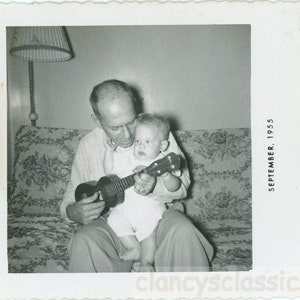 Vintage Foto 1955 Zartes Baby hört Opa spielt Ukulele 67 Q