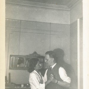 ヴィンテージ写真 1950 若いカップルが寝室でプライベートダンス 19 L