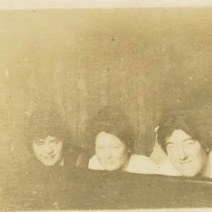 vintage photo 1917 Women Heads Only Peek over Edge of Bed Pajama Party
