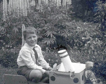 Vintage Foto 1926 Kleiner Junge Pers sitzt auf Spielzeug Tretauto Schiff Neptun w Teddybär 55Z