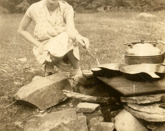 photo vintage 1931 Jolie jeune femme en tablier Feu de camp Cookout sur Rock Firepit 59 C