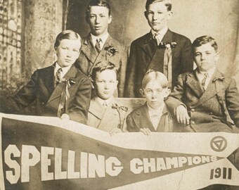 Vintage-Foto 1911 The Boys Class Spelling Champions RPPC 29 Q