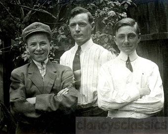 Vintage photo 1913 Father and Two Sons All Three Handsome Boys w Freckles 11J