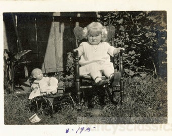 Vintage Foto 1915 Baby Girl Rosette Ribbon Bögen im Haar & ihre Puppe im Kinderwagen Los Angeles CA57 T