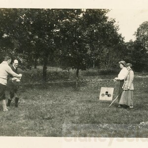 Vintage Foto 1920 Pärchen Spielen frühes Kornloch Sitzsack Spiel auf Gras 66 J