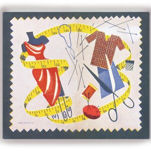 Puede incluir: Una ilustración vintage de artículos de costura, que incluye un maniquí de vestido rojo, una camisa a cuadros, tijeras, una bobina de hilo y una cinta métrica amarilla con números impresos. La imagen está sobre un fondo blanco con un borde festoneado.