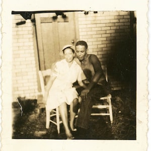vintage photo 1939 African American Couple Lovey Dovey in back Yard 69 V