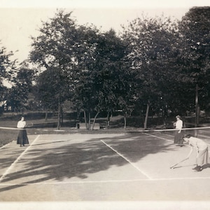 vintage photo 1911 Women playing Tennis outside in skirts
