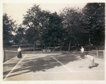 vintage photo 1911 Women playing Tennis outside in skirts