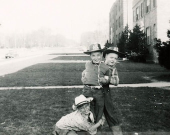 vintage photo Vintage Snapshot Jungen Verspielte Cowboys Western Filz Stroh Kostüm Hüte Foto 66W
