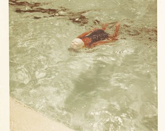 vintage photo 1960 Mimi at Club Abstract Swimming Face Down Under Water in Pool Color Snapshot 59 M