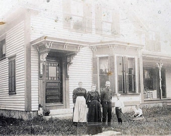 Retrato familiar victoriano de la década de 1890, fotografía enmarcada en el exterior de la casa de campo, 7x5 pulgadas.