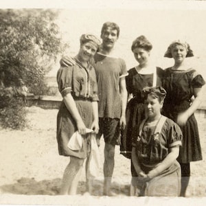 vintage photo 1914 Group down by Beach in Swimsuits New York 66V