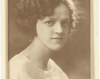 Foto vintage 1925 Bella giovane donna flapper Capelli Luce soffusa Ritratto 66 O