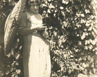 Vintage Snapshot 1924 Teenage Flapper Girl Parasol Vamp Look by Trees 51 O