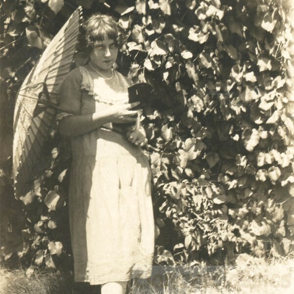 Vintage Snapshot 1924 Teenage Flapper Girl Parasol Vamp Look by Trees 51 O