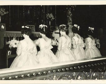 vintage photo 1960 Brautjungfern alle in einer Reihe Passende Kleider Bögen Rückansicht Hochzeit Frauen 15X15