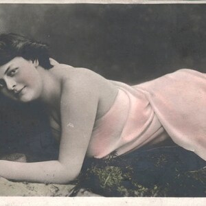 ヴィンテージ写真 美しい乙女がトガを着て横たわる RPPC 郵便切手 フランス人女性の感動的な手紙