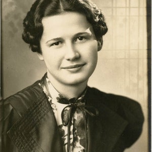 vintage photo 1937 Young Lady High School Senior Studio Photo String Tie Wavy Hair 7 L
