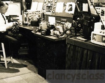 Fotografía antigua de la década de 1940. Radio, cámara, proyector de películas, técnico de servicio, taller de electrónica.