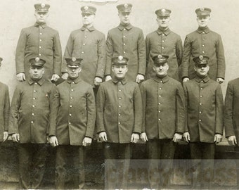 foto antigua 1914 Bomberos en uniforme Todos alineados RPPC 54 N