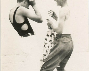 Vintage Schnappschuss 1919 Zwei Junge Männer beim Anprobieren von Schwimmbrillen am Strand Gay int 55Z