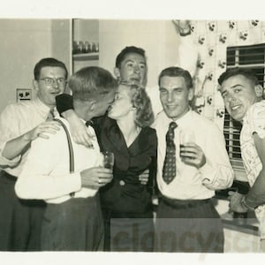 Foto de época 1933 Cinco hombres cocina besando a mujer con bebidas 38 años