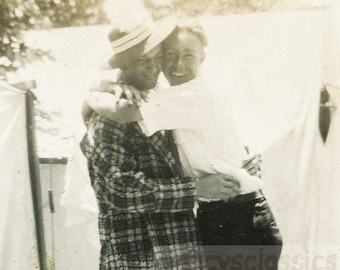 Foto antigua de 1914. Chicos bronceados del sur de California se abrazan cariñosamente. Gay int9P