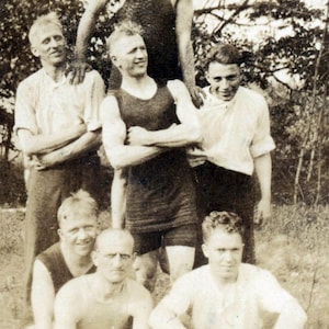vintage photo 1924 Seven Men Swimsuits Group Top Guy Muscle Man Gay Int 67 Z