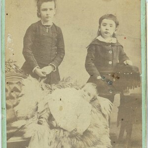 zdjęcie vintage 1890s Troje dzieci CDV Baby na futrzanym dywanie 65 E