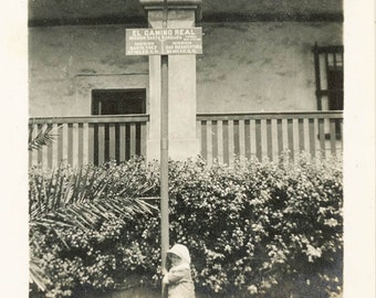vintage foto 1915 Baby grijpt El Camino Real Bell Pole Mission Santa Barbara45R