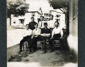 1890er Jahre Antikes Kabinett Foto Arbeitsfoto Alle Männer Stühle im Schatten Außen