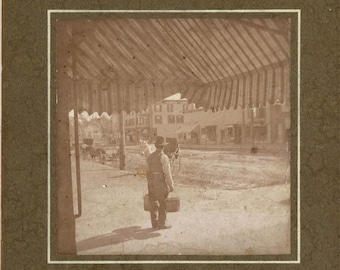Fotografía del escaparate de la tienda de Fred B Linscott en la década de 1900 en Main Street, Lancaster, New Hampshire.