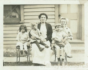 vintage photo 1919 Farm mom Sits with Four Children on the Porch 33 T