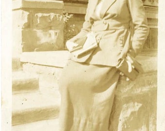 vintage photo 1918 Young Woman Big Hat Spring Suit Holds Note book 16 L