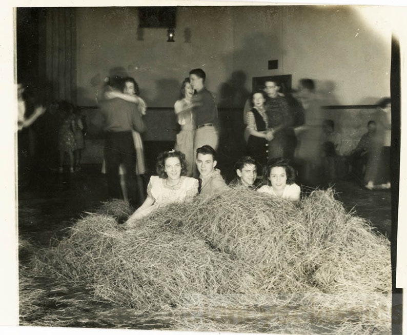 Vintage Foto 1947 Betty Wells Freund Barnyard Hop High School Dance Chanute Kansas Bild 1