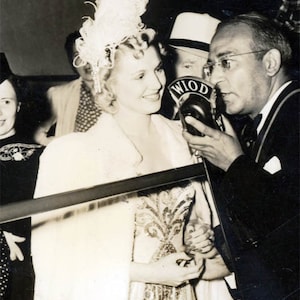 vintage photo 1950 WIOD Miami Radio Host Interviews Sonia Henie in Ice skate costume 10 A