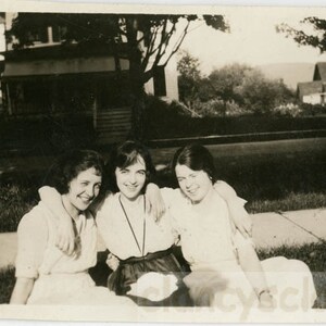 vintage photo 1915 Young Women Lit by Sun Affectionate trio on Lawn 63 C