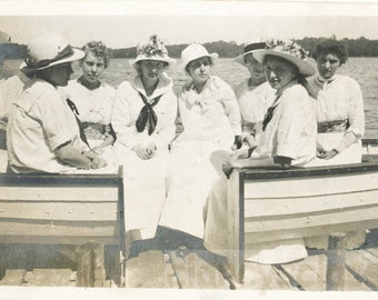 Vintage photo 1924 Des femmes en blanc attendent toutes le ferry 70 P