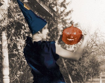 Halloween blau Hexe Kürbis Hand getönt Vintage Schnappschuss Fotokarte