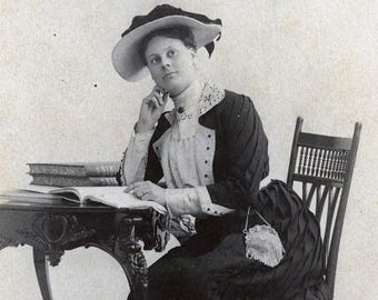 Fotografía antigua Retrato de moda eduardiana Mujer con traje de paseo plisado Sombrero de viuda alegre Books72 C