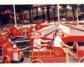 vintage Foto Vintage 1960er Jahre Kids Girls Feuerwehrauto Karussell Vergnügungspark Fahrt Schnappschuss Photo20 W