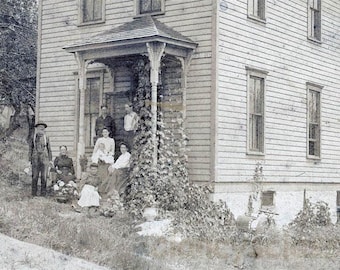 Historische Momentaufnahme aus den 1890er Jahren: Zweistöckiges, spätviktorianisches Bauernhaus mit Giebeldach, Obstgarten am Hang (Fotokarte)