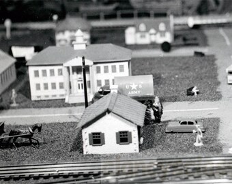 ビンテージ写真 1950 ジオラマ ミニチュア モデル鉄道 列車村 米軍トラック 25 S