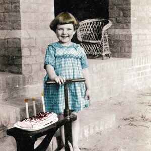 Kleine Mädchen-Kuchen Grußkarte Kerzen zum Geburtstag
